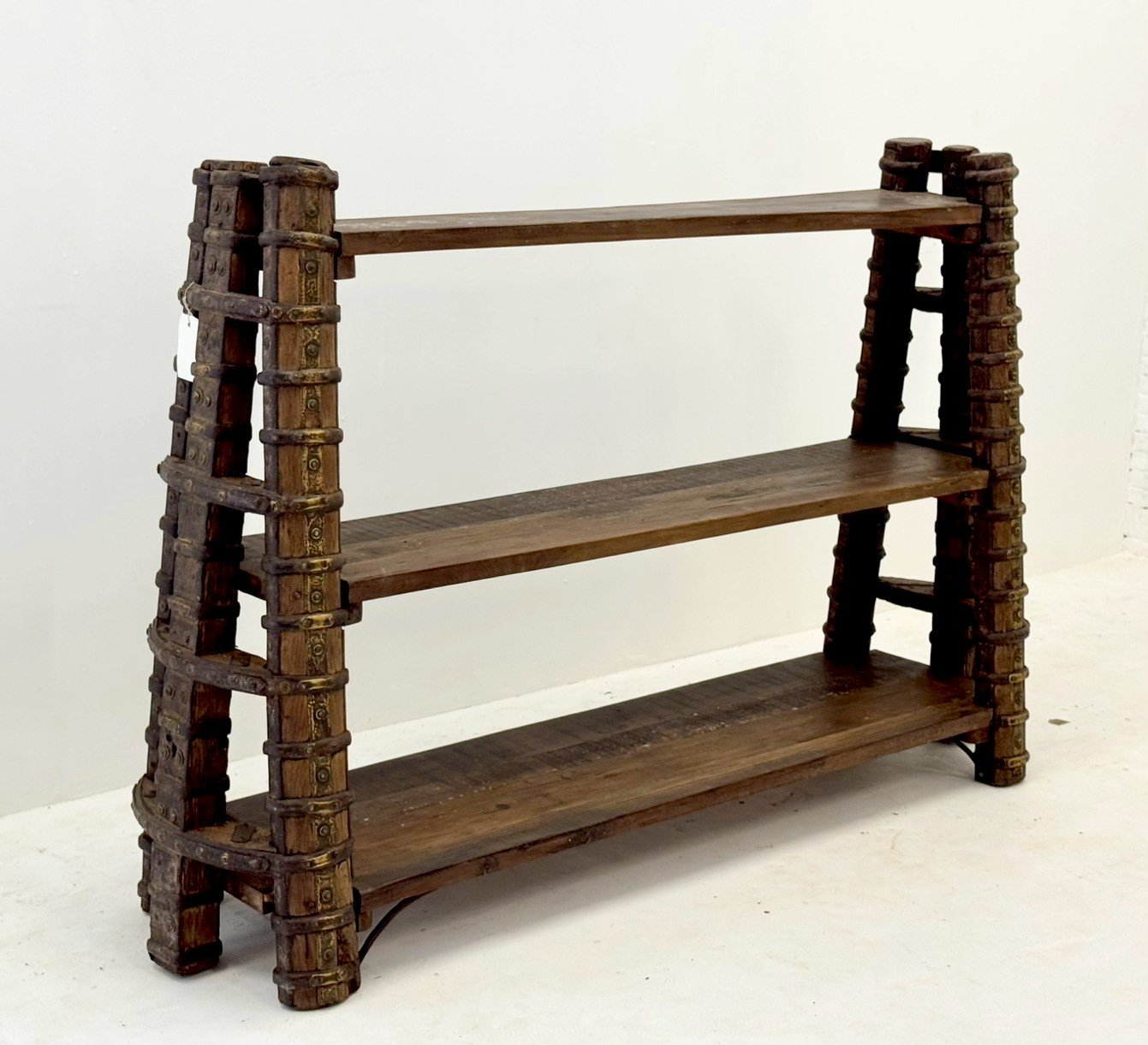 Stanza Antique Rack – Hand-Carved Wooden Rack with Three-Tier Open Display W165 × D46 × H110 cm