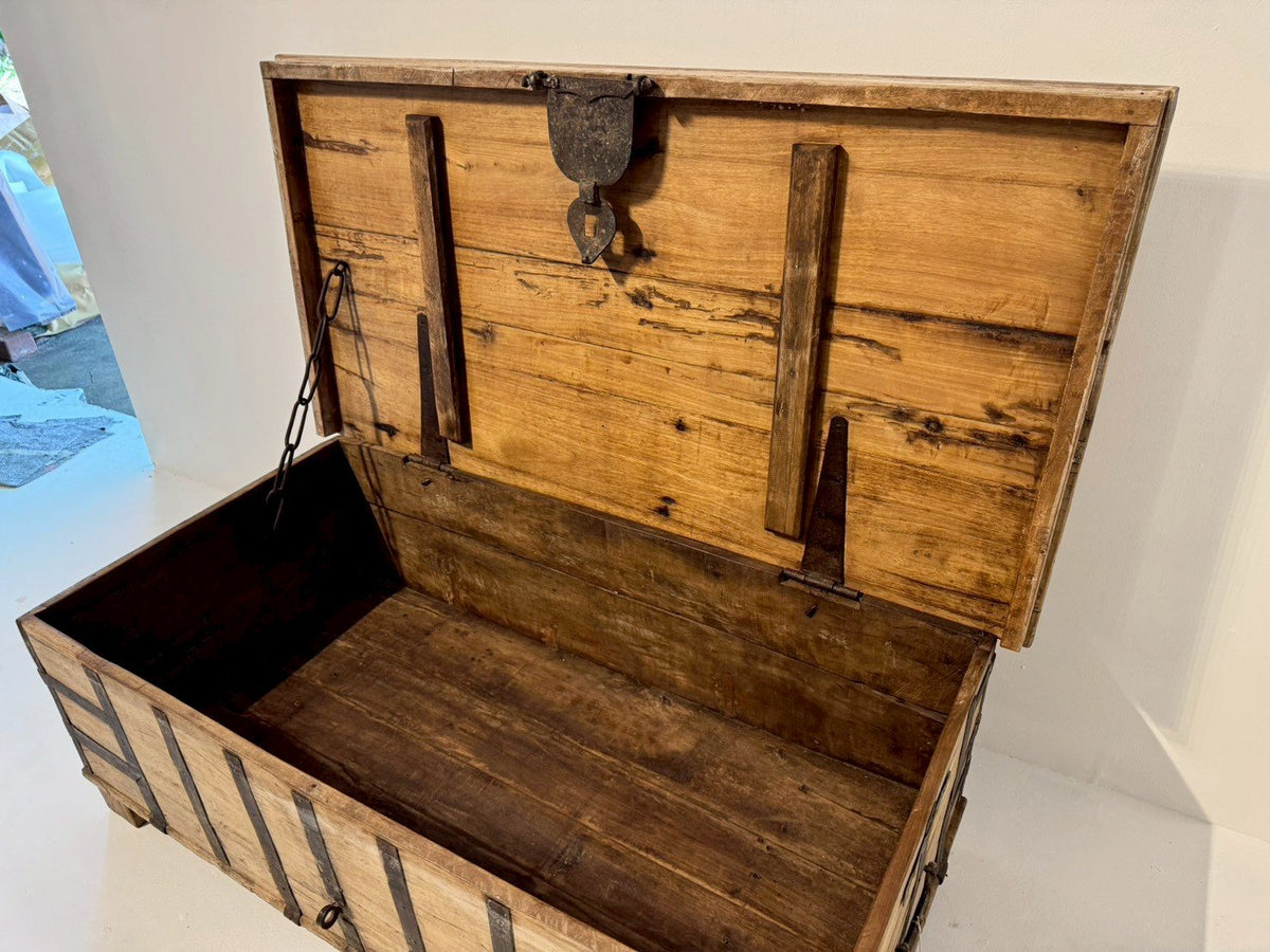 Antique Iron Wood Trunk – Rustic Wooden Box Iron Coffee Table with Metal Latch & Hidden Storage W140 x D72 x H48 cm - RIVO HOMES