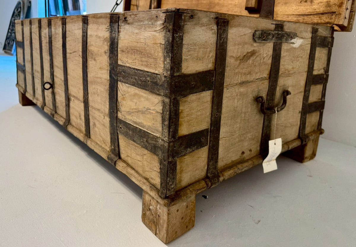 Antique Iron Wood Trunk – Rustic Wooden Box Iron Coffee Table with Metal Latch & Hidden Storage W140 x D72 x H48 cm - RIVO HOMES