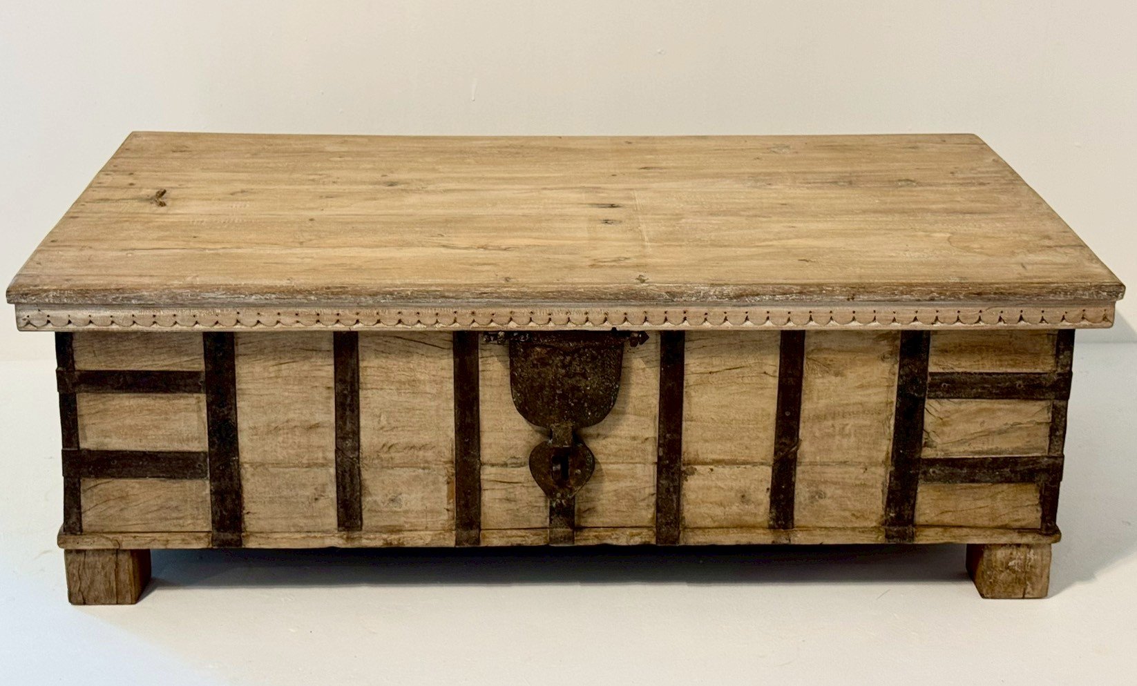 Antique Iron Wood Trunk – Rustic Wooden Box Iron Coffee Table with Metal Latch & Hidden Storage W140 x D72 x H48 cm - RIVO HOMES
