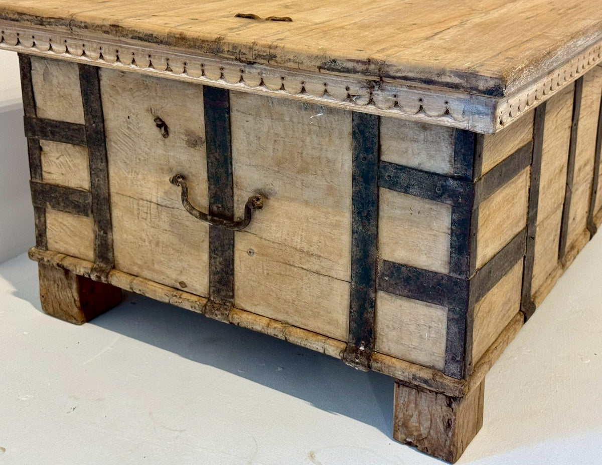 Antique Iron Wood Trunk – Rustic Wooden Box Iron Coffee Table with Metal Latch & Hidden Storage W140 x D72 x H48 cm - RIVO HOMES