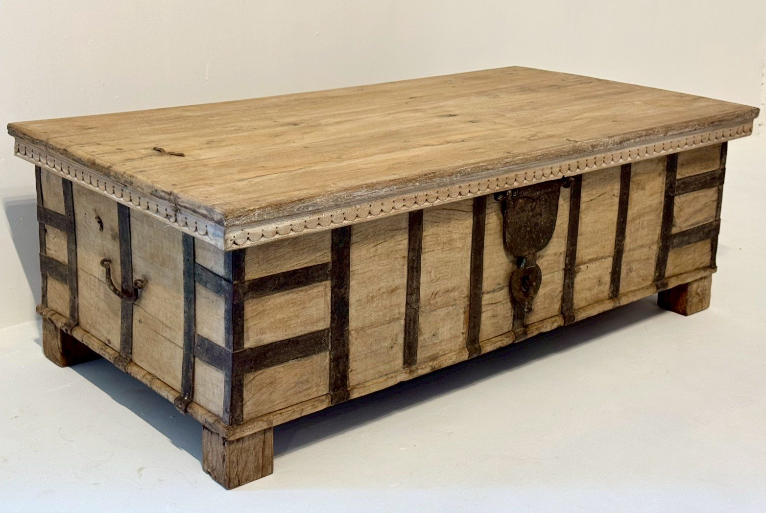 Antique Iron Wood Trunk – Rustic Wooden Box Iron Coffee Table with Metal Latch & Hidden Storage W140 x D72 x H48 cm - RIVO HOMES