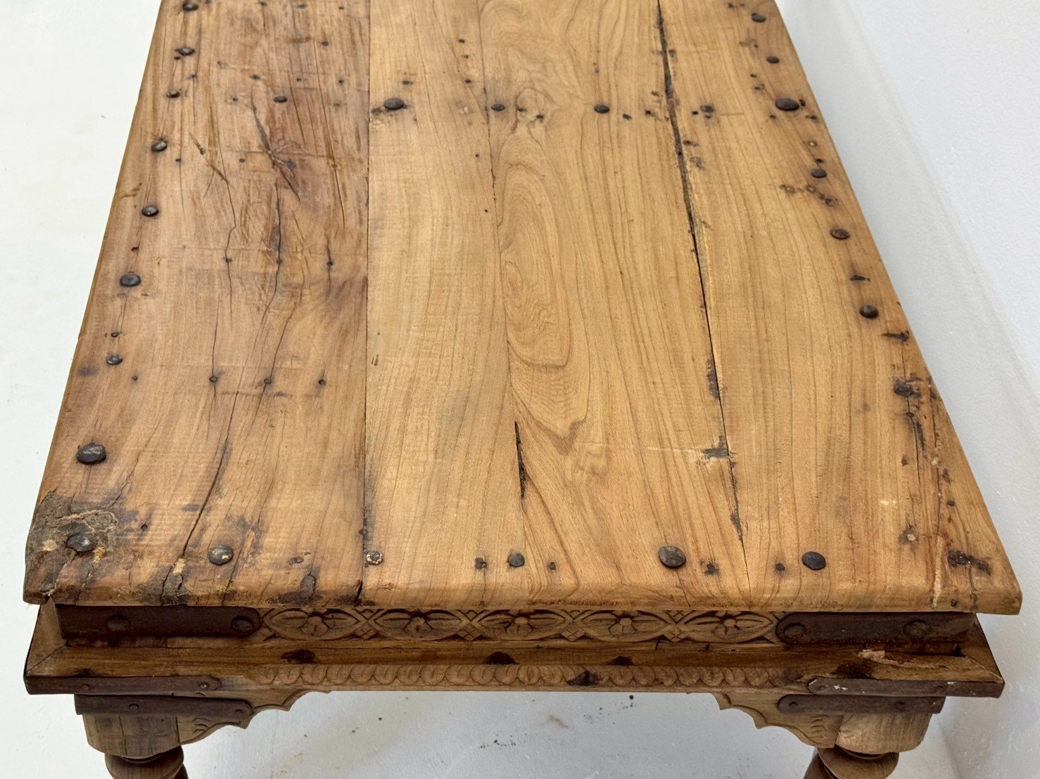 Barn Village Coffee Table 160 cm Wide – Thick Plank Top with Aged Patina, Turned Wooden Legs, Solid Mango Wood, Rustic Farmhouse Coffee Table for Living Rooms - RIVO HOMES