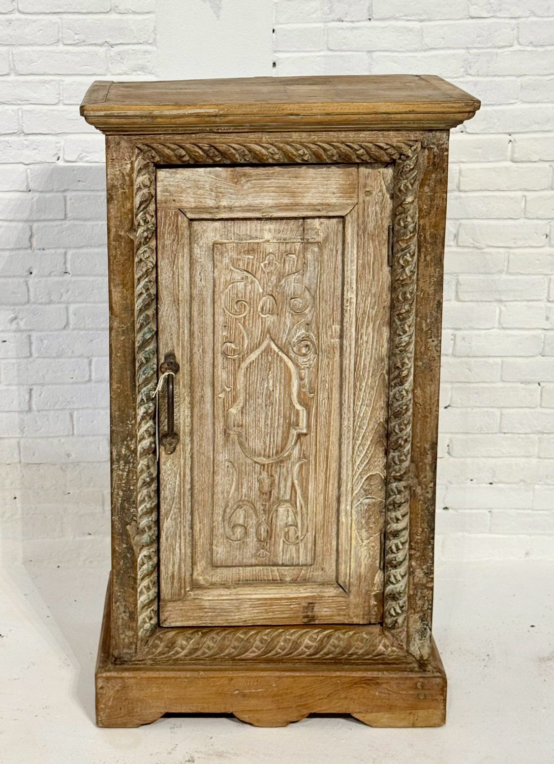 Cabinet One Door Bedside – Storage Bedside with Carved Door and Rope Detail W47 x D29 x H82 cm - RIVO HOMES
