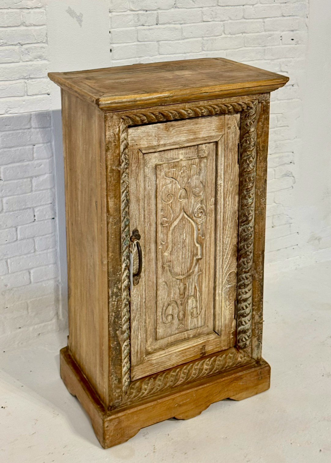 Cabinet One Door Bedside – Storage Bedside with Carved Door and Rope Detail W47 x D29 x H82 cm - RIVO HOMES