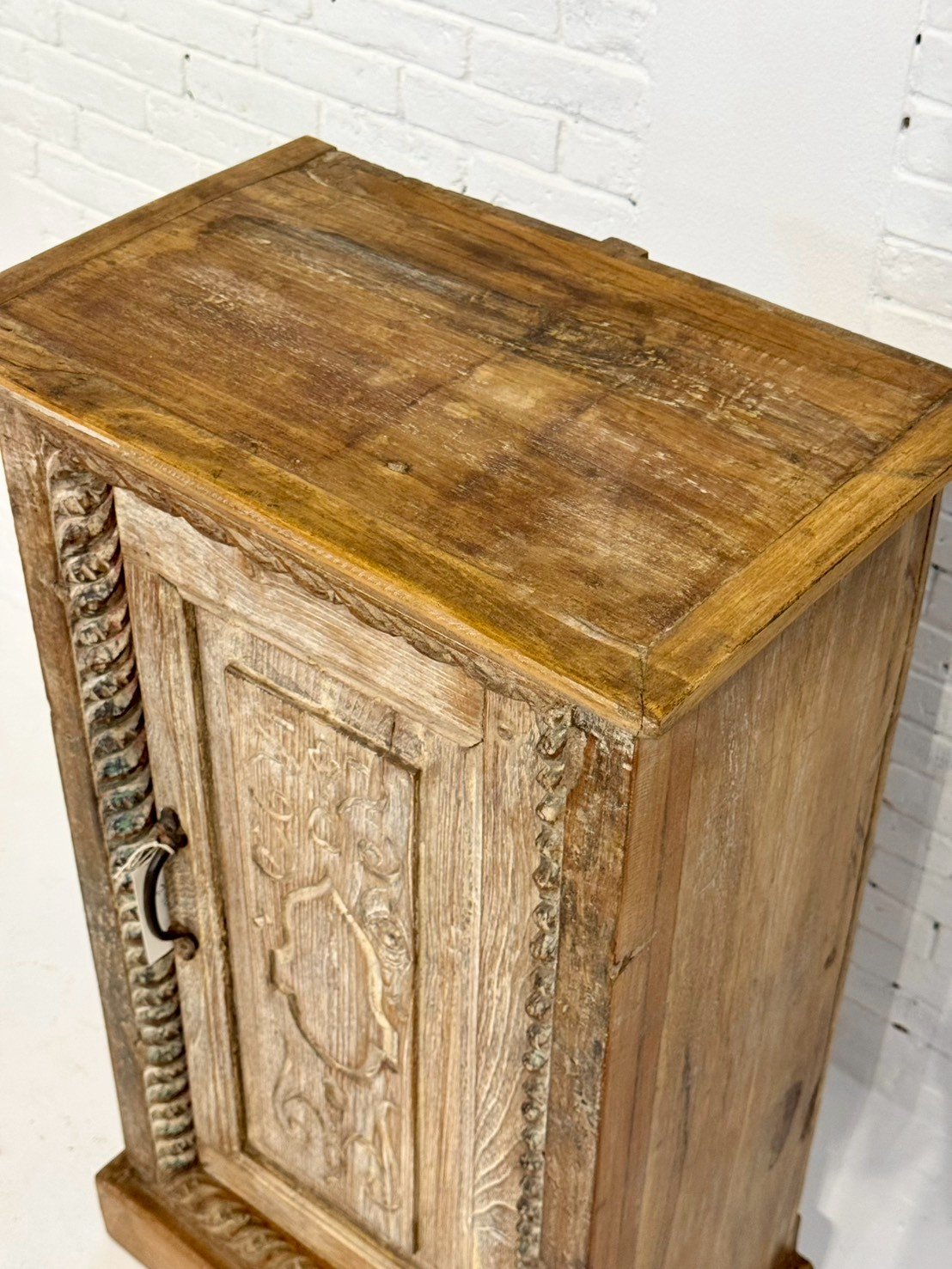 Cabinet One Door Bedside – Storage Bedside with Carved Door and Rope Detail W47 x D29 x H82 cm - RIVO HOMES