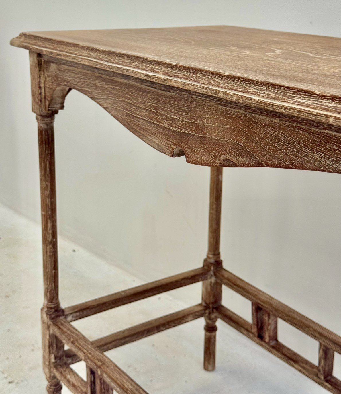 Carved Apron Wooden Table – Carved Apron Table with Lattice Shelf and Weathered Finish W75 x D42 x H70 cm - RIVO HOMES