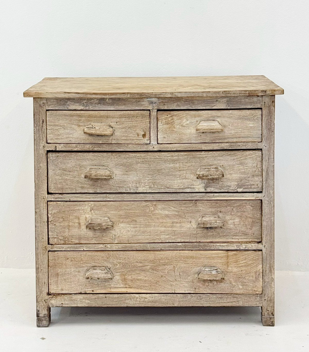 County Wooden Chest – 96 cm Light Heavily Distressed 5-Drawer Dresser with Carved Oval Cup Wooden Handles, Solid Squared Corner Posts96 × 47 × 89 cm - RIVO HOMES
