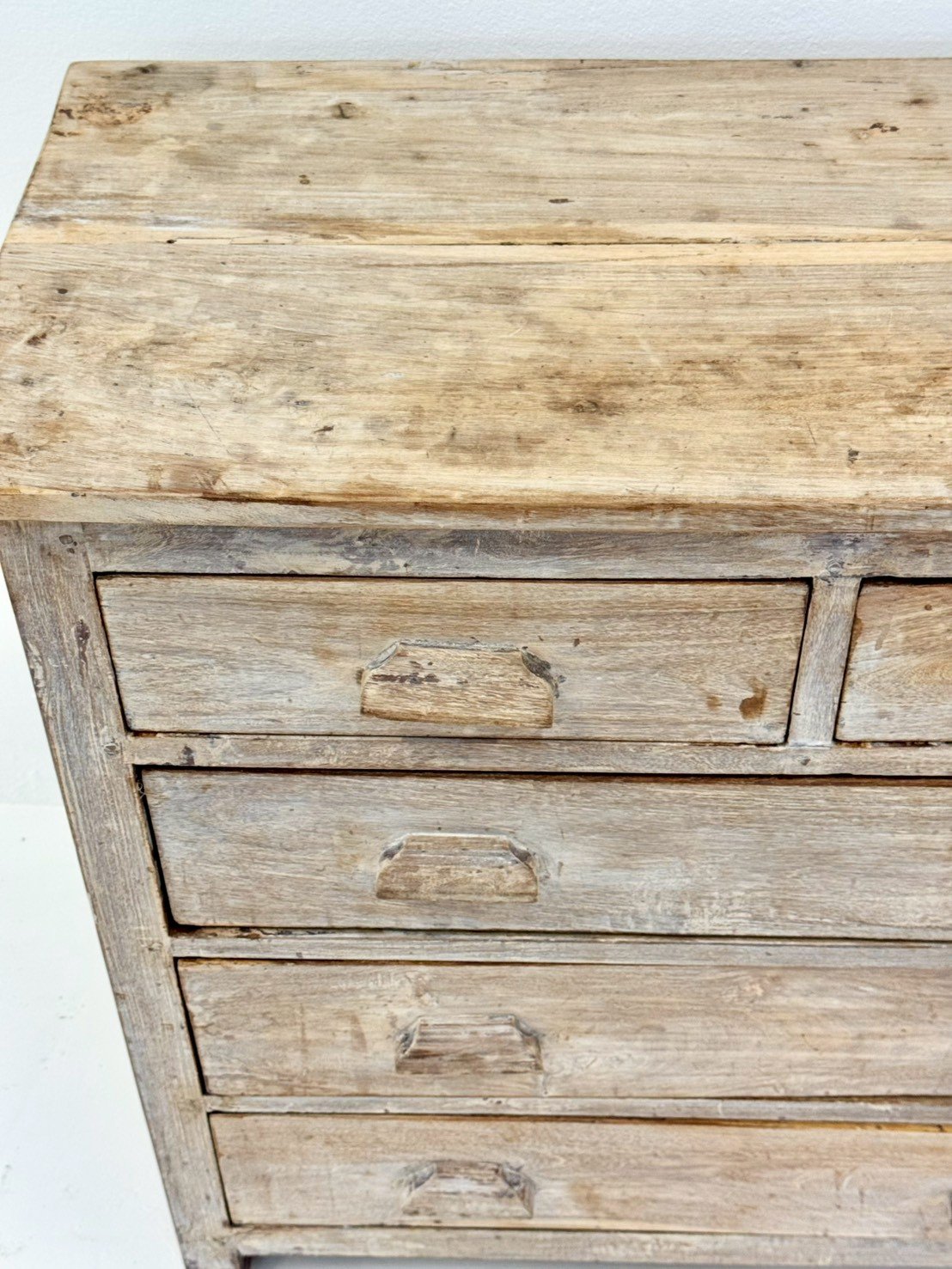 County Wooden Chest – 96 cm Light Heavily Distressed 5-Drawer Dresser with Carved Oval Cup Wooden Handles, Solid Squared Corner Posts96 × 47 × 89 cm - RIVO HOMES