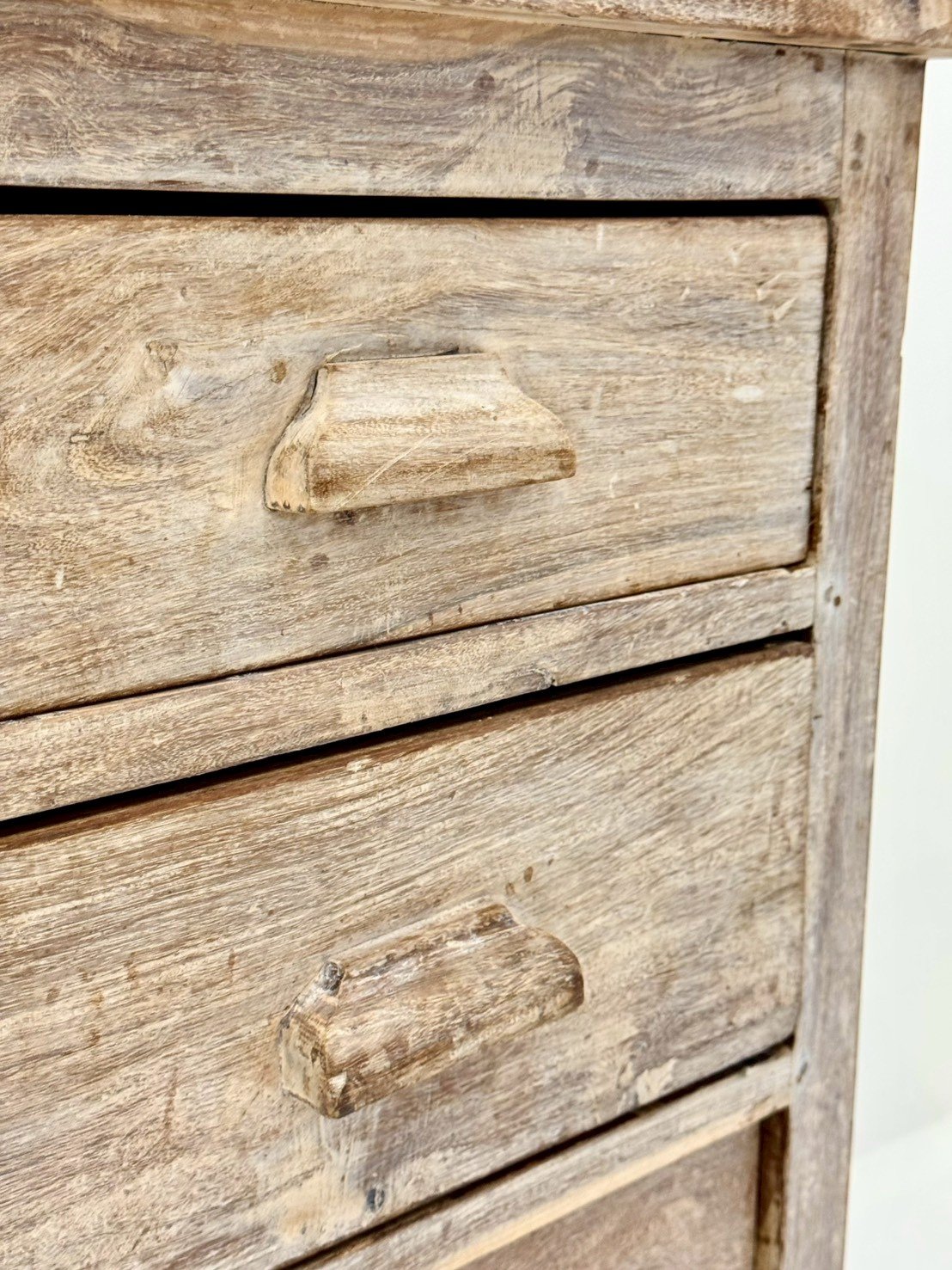County Wooden Chest – 96 cm Light Heavily Distressed 5-Drawer Dresser with Carved Oval Cup Wooden Handles, Solid Squared Corner Posts96 × 47 × 89 cm - RIVO HOMES