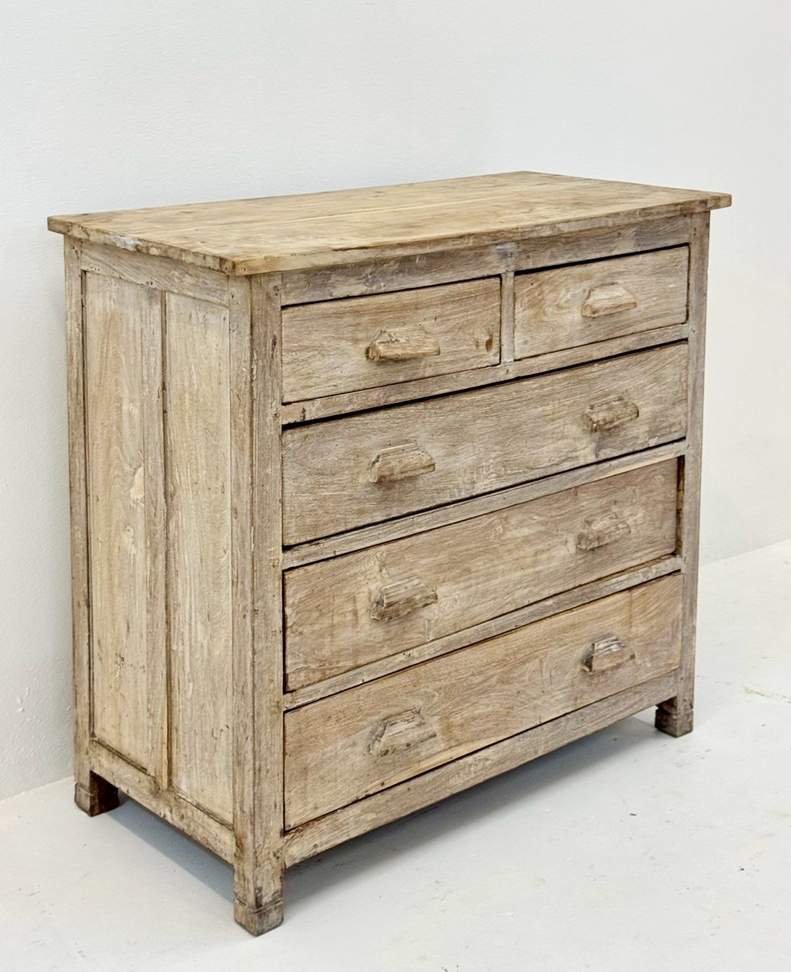 County Wooden Chest – 96 cm Light Heavily Distressed 5-Drawer Dresser with Carved Oval Cup Wooden Handles, Solid Squared Corner Posts96 × 47 × 89 cm - RIVO HOMES