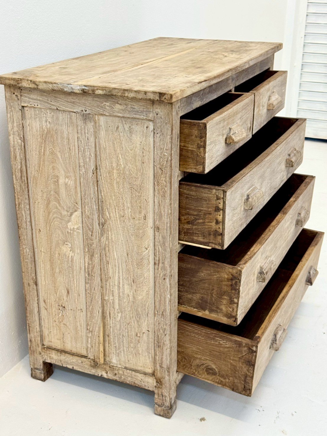 County Wooden Chest – 96 cm Light Heavily Distressed 5-Drawer Dresser with Carved Oval Cup Wooden Handles, Solid Squared Corner Posts96 × 47 × 89 cm - RIVO HOMES