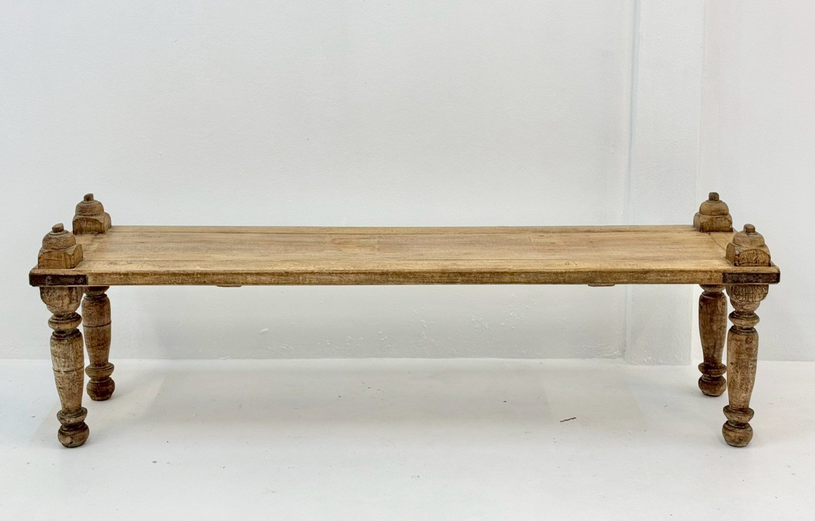 Farmer's Heritage Coffee Table – 186 cm Low-Profile Elongated Bench Style Coffee Table with Architectural Turned Legs, Unique Corner Pillars186 × 46 × 58 cm - RIVO HOMES