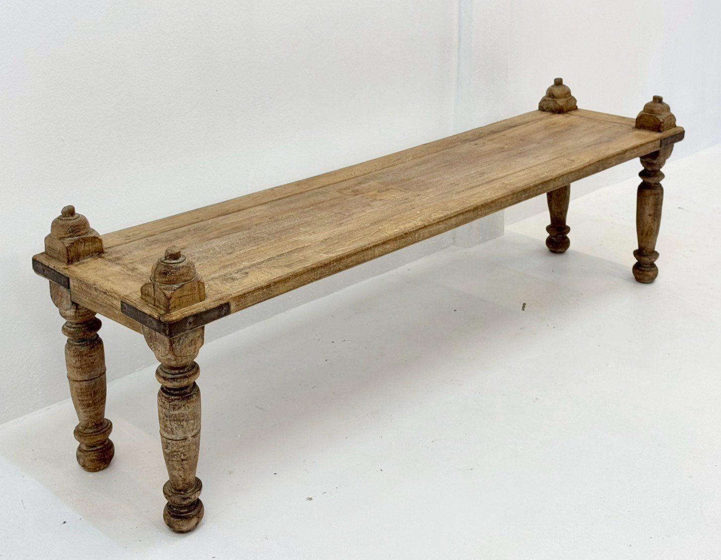 Farmer's Heritage Coffee Table – 186 cm Low-Profile Elongated Bench Style Coffee Table with Architectural Turned Legs, Unique Corner Pillars186 × 46 × 58 cm - RIVO HOMES