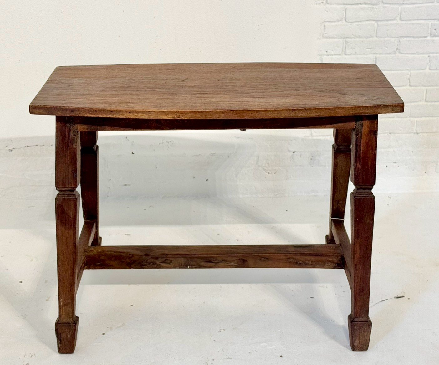 Formal Wooden Side Table – Wood Side Table with Classic Turned Legs W69 x D36 x H49 cm - RIVO HOMES