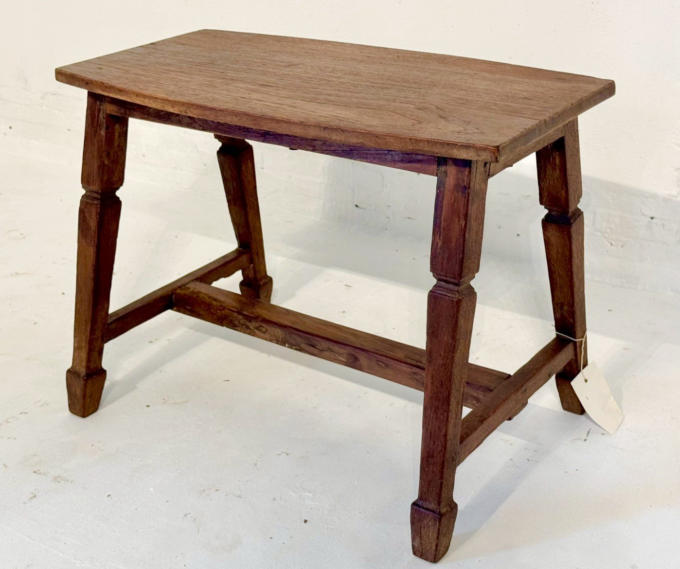 Formal Wooden Side Table – Wood Side Table with Classic Turned Legs W69 x D36 x H49 cm - RIVO HOMES