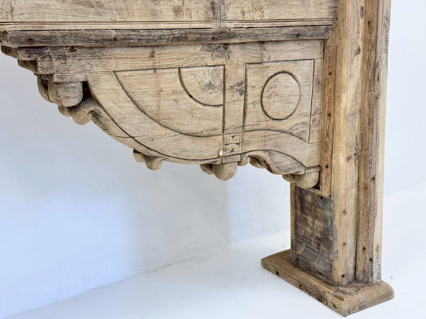 Gilhor Antique Console Table 320 cm – Extra-Long Solid Wood Console with Weathered Light-Washed Finish, Block Legs, Dark Iron Ring Accents, Rustic Architectural Design for Entryways & Grand Corridors - RIVO HOMES