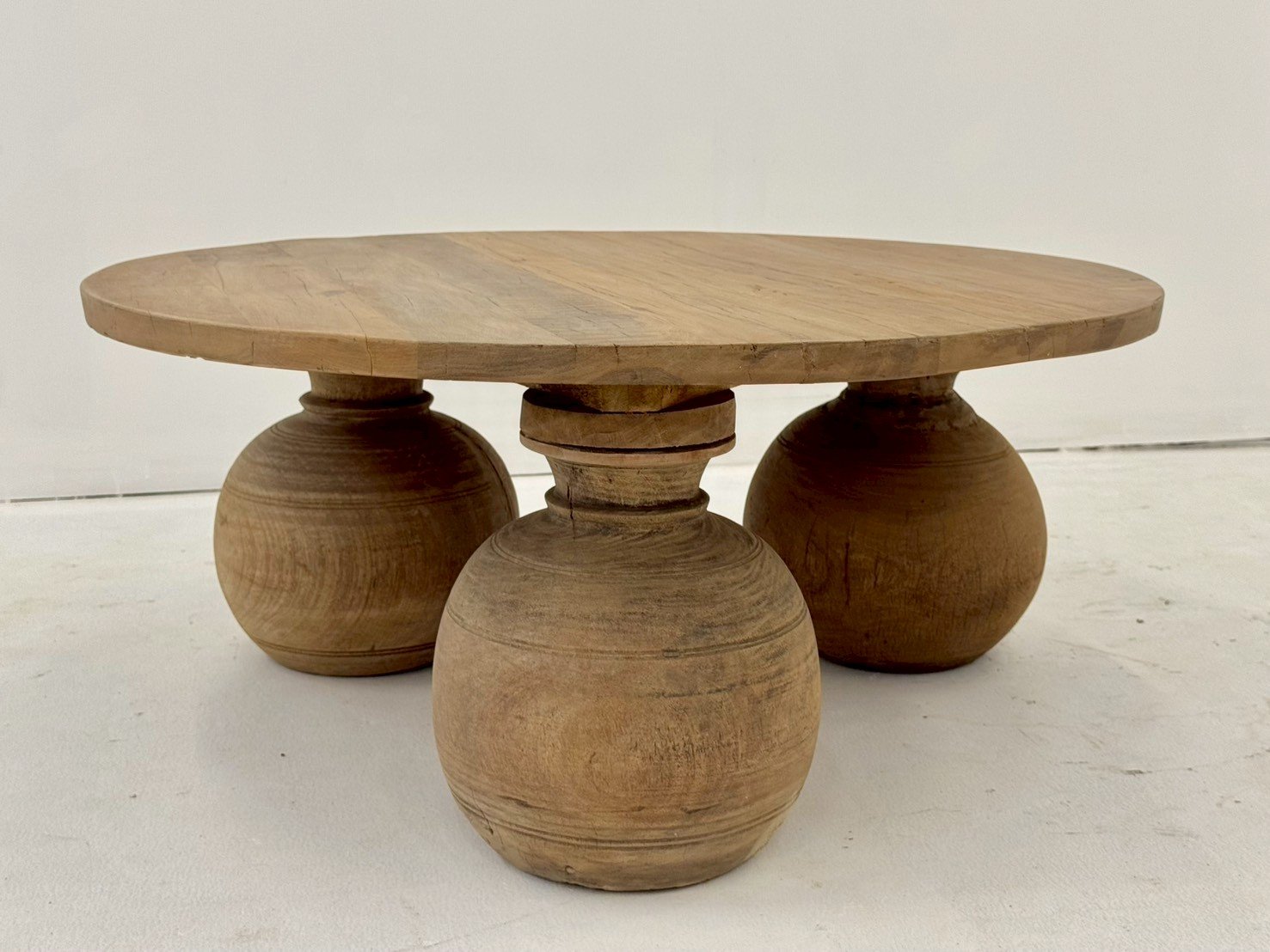 Large Sphere Legs Coffee Table – Stylish Coffee Table with Sculptural Turned Legs W90 x D90 x H38 cm - RIVO HOMES