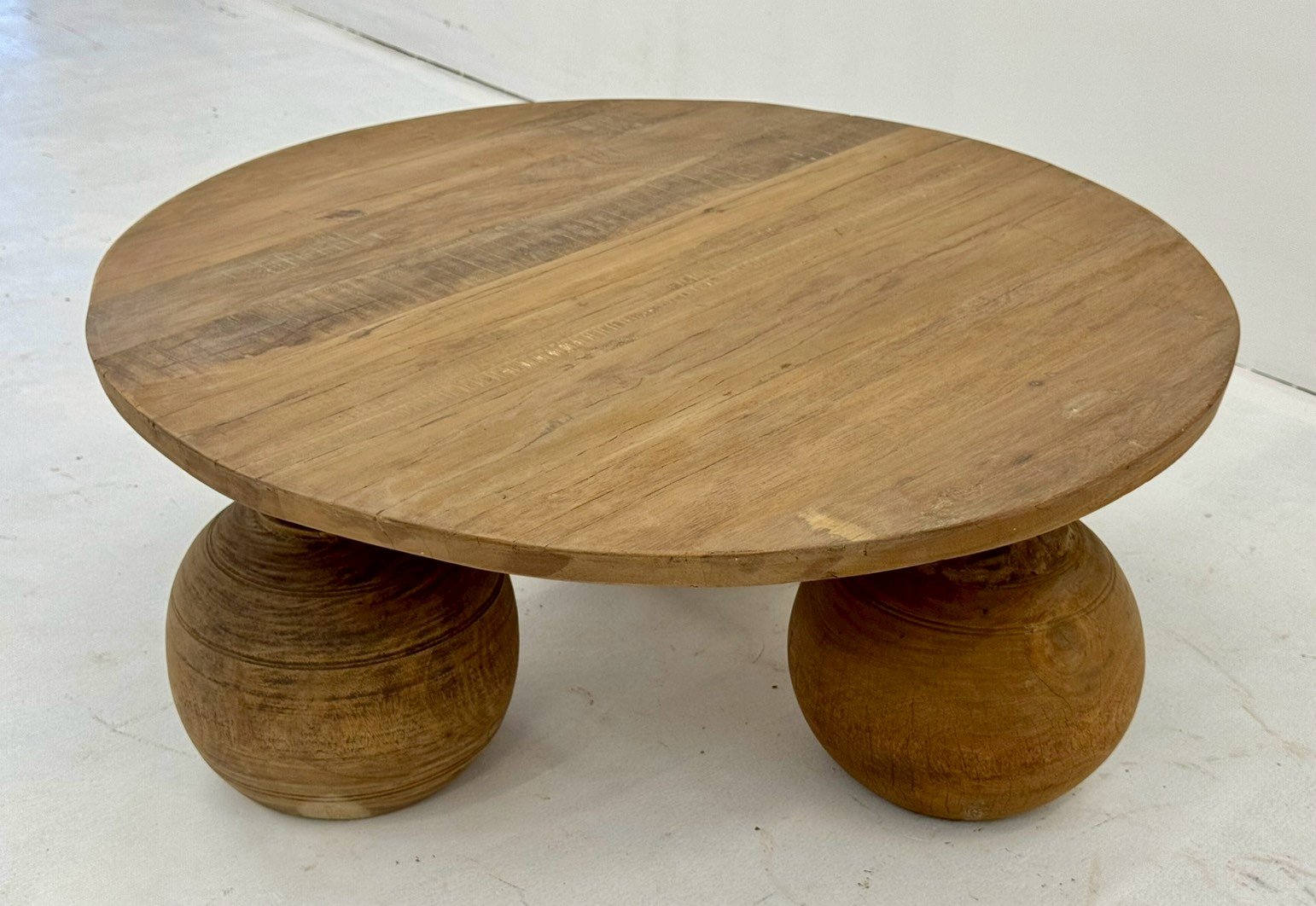 Large Sphere Legs Coffee Table – Stylish Coffee Table with Sculptural Turned Legs W90 x D90 x H38 cm - RIVO HOMES