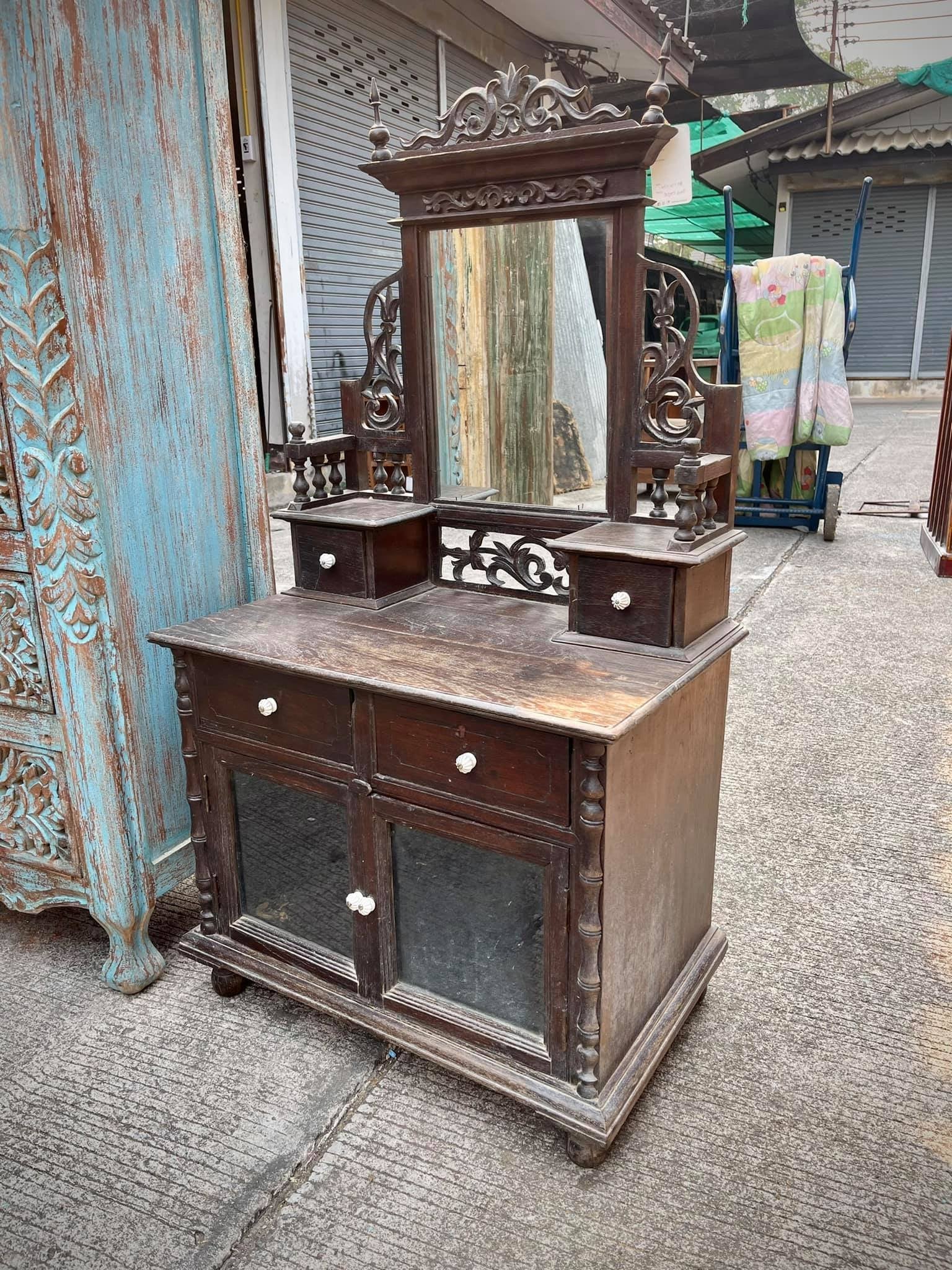 make up table