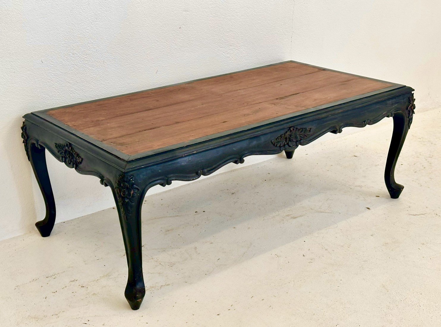 Merchant Two Tone Coffee Table – Home Coffee Table with Curved Legs and Vintage Two-Tone Finish W108 x D58 x H40 cm - RIVO HOMES