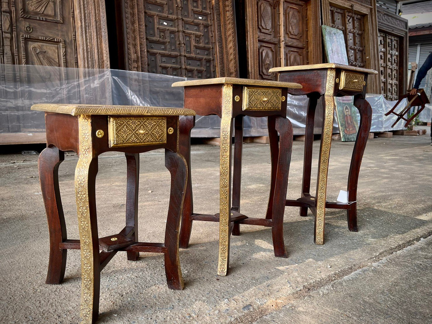 Nesting Brass-Accented Side Tables (Set of 3) – Brass and Wood Furniture Side Table Set W30 x D30 x H63 cm - RIVO HOMES