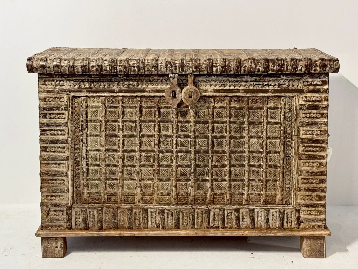 Old Fort Storage Trunk – Antique Design Trunk with Rustic Wood Finish W142 x D47 x H97 cm - RIVO HOMES