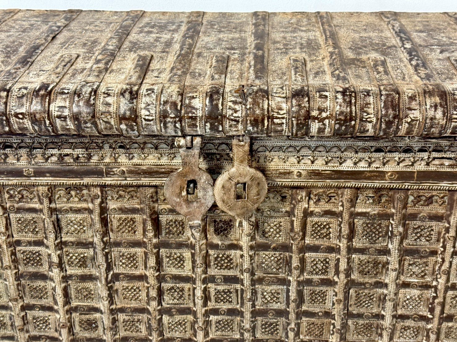 Old Fort Storage Trunk – Antique Design Trunk with Rustic Wood Finish W142 x D47 x H97 cm - RIVO HOMES