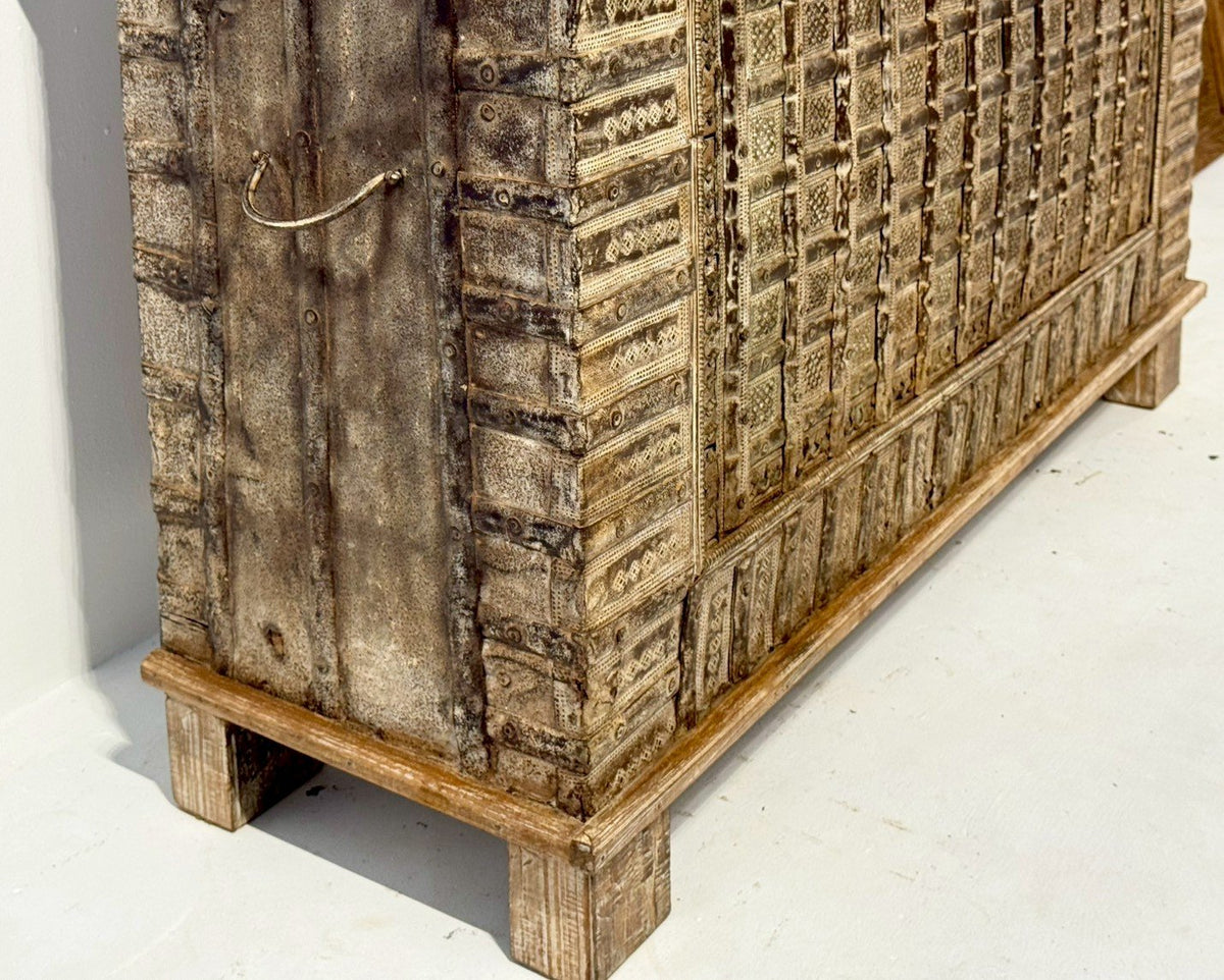 Old Fort Storage Trunk – Antique Design Trunk with Rustic Wood Finish W142 x D47 x H97 cm - RIVO HOMES