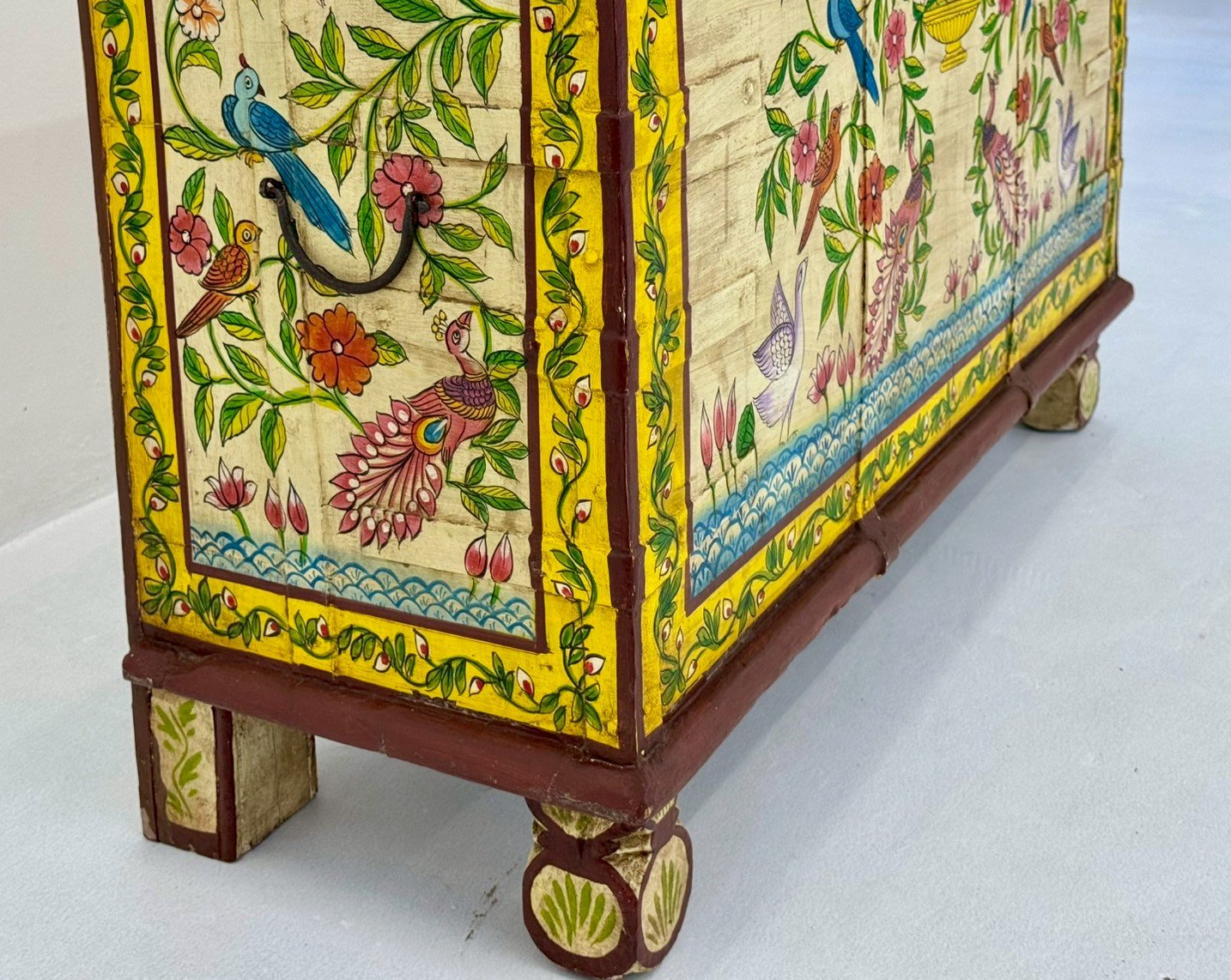 storage wooden trunks