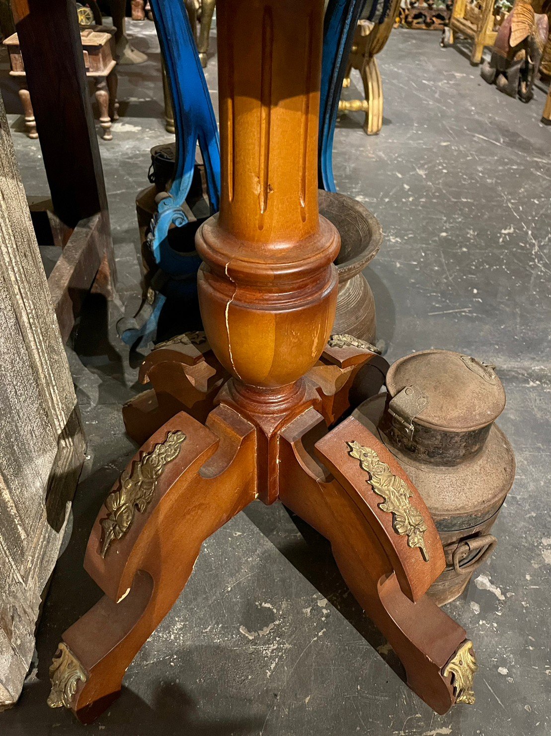 tripod pedestal table