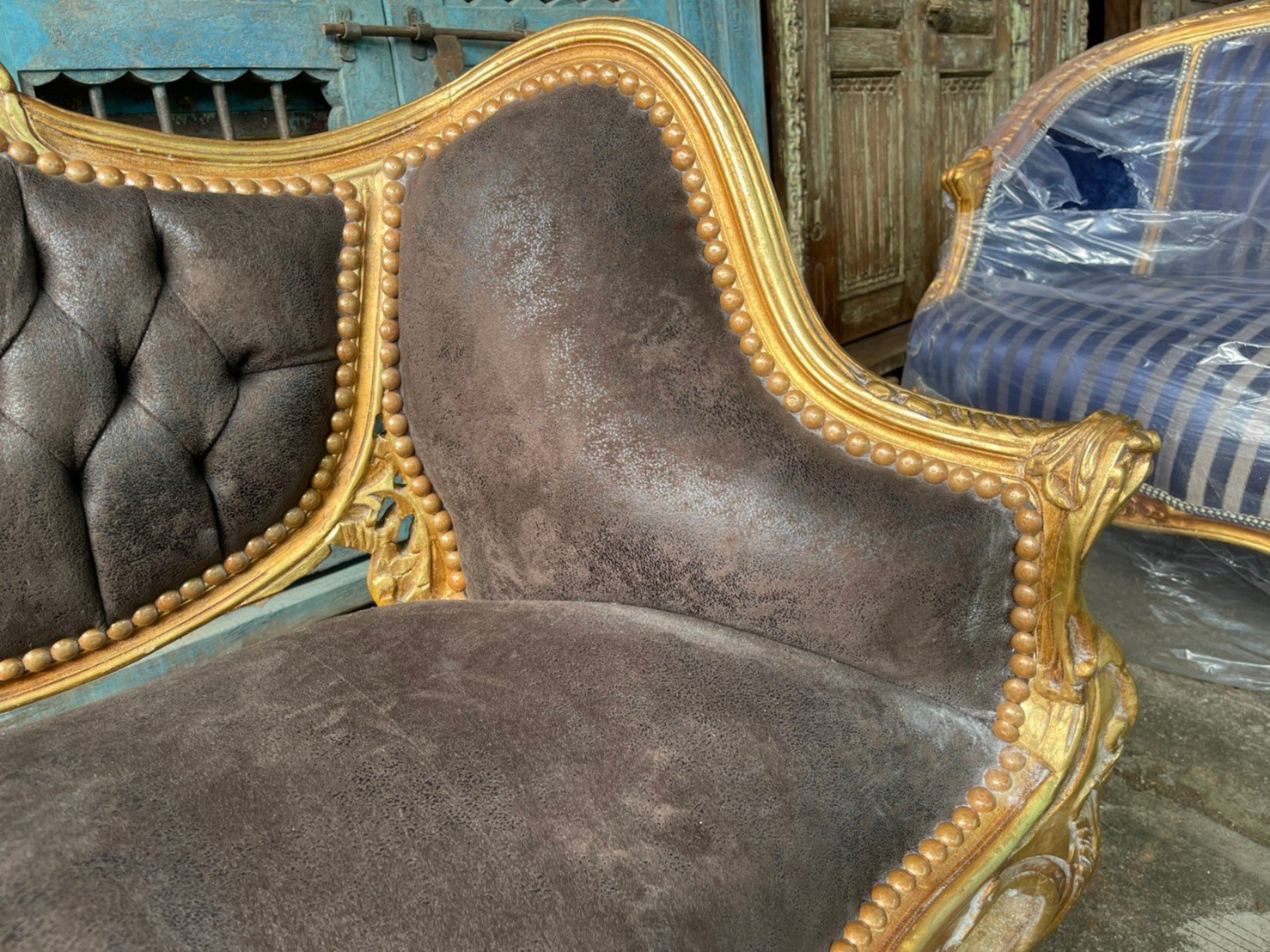 tufted backrest sofa