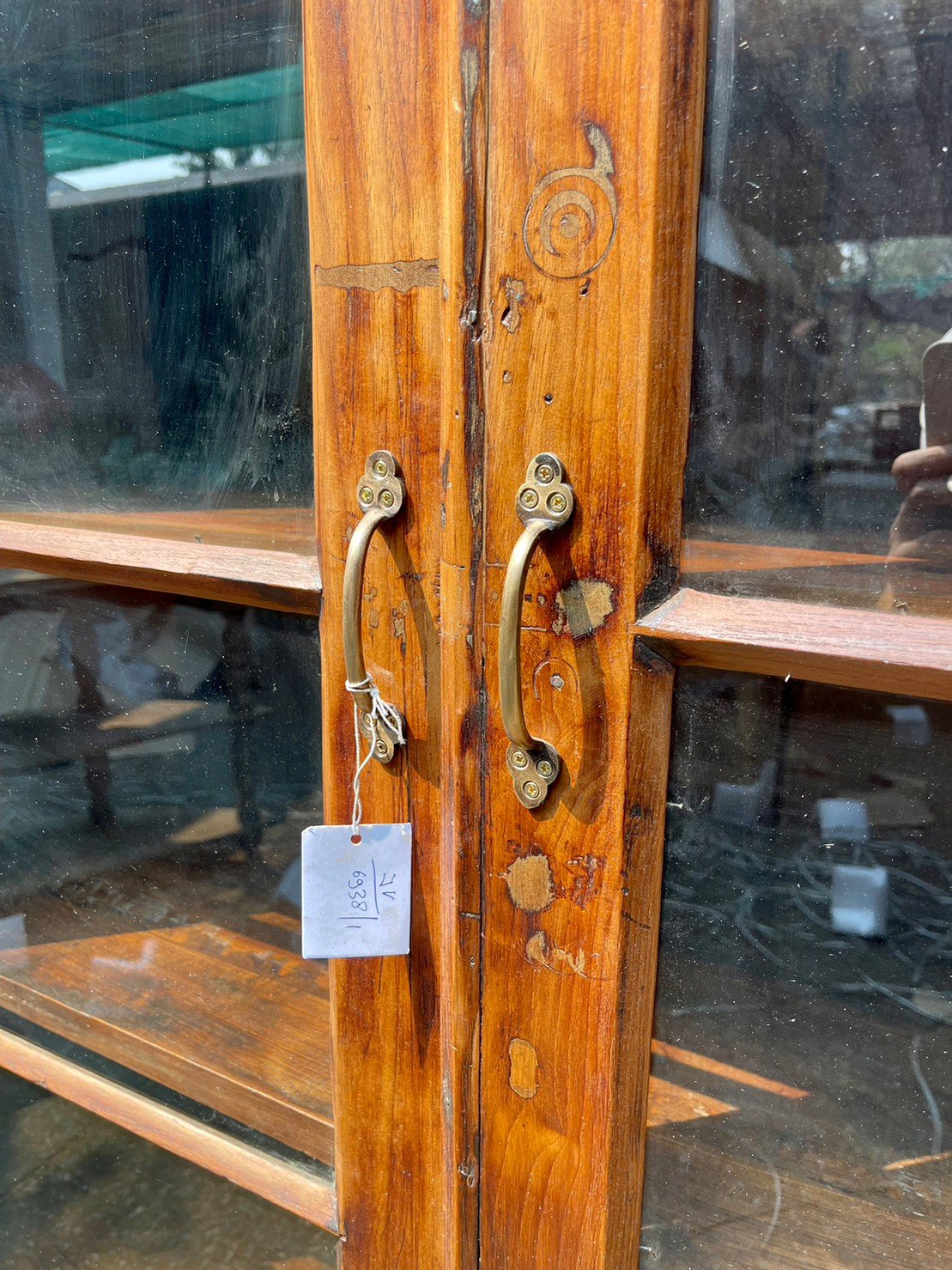 Twin-Arch Glass Cabinet – Glass Door Cabinet with Ornate Brass Hardware and Solid Wood W125 x D54 x H205 cm. Doors - RIVO HOMES