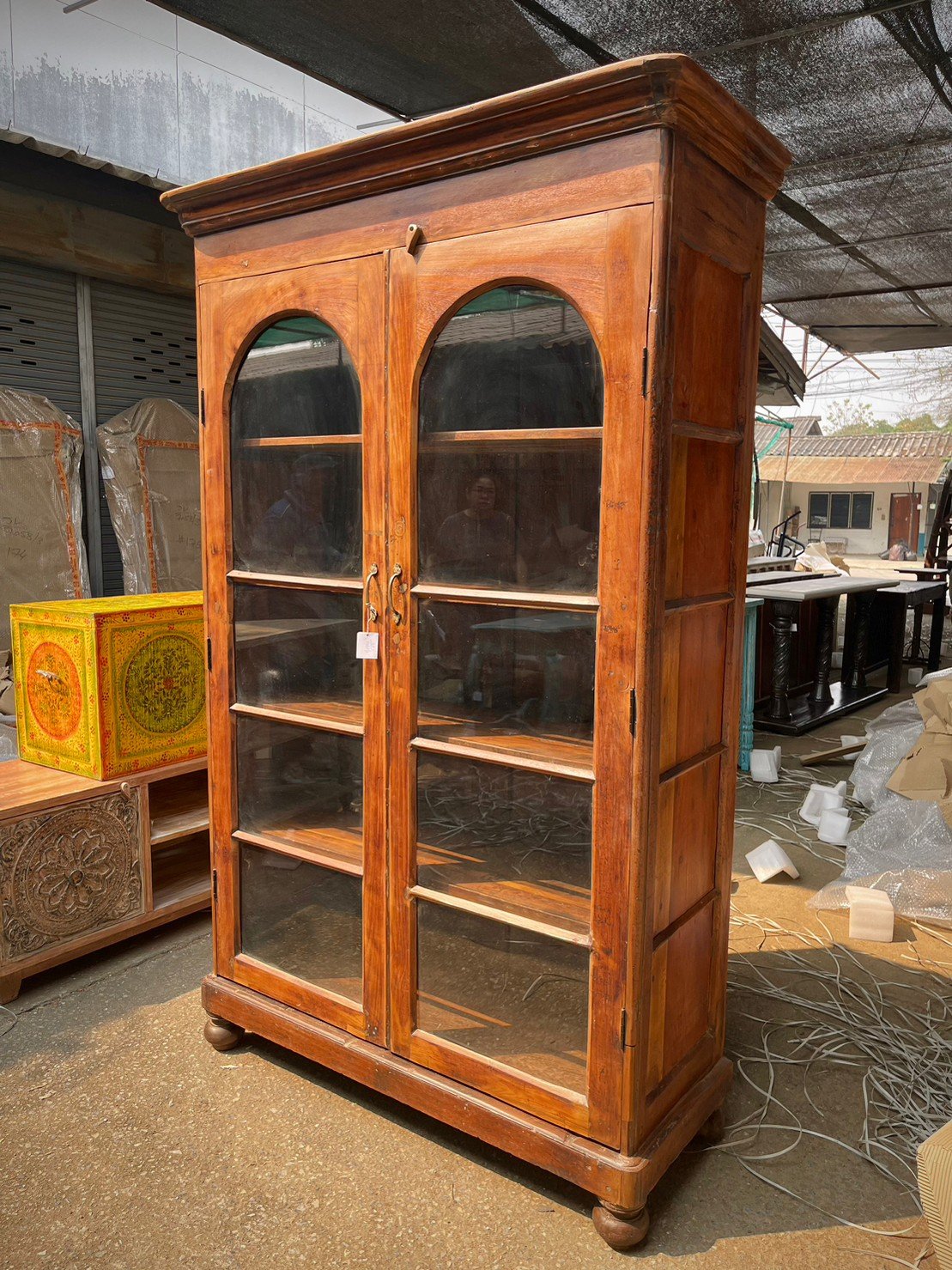 Twin-Arch Glass Cabinet – Glass Door Cabinet with Ornate Brass Hardware and Solid Wood W125 x D54 x H205 cm. Doors - RIVO HOMES