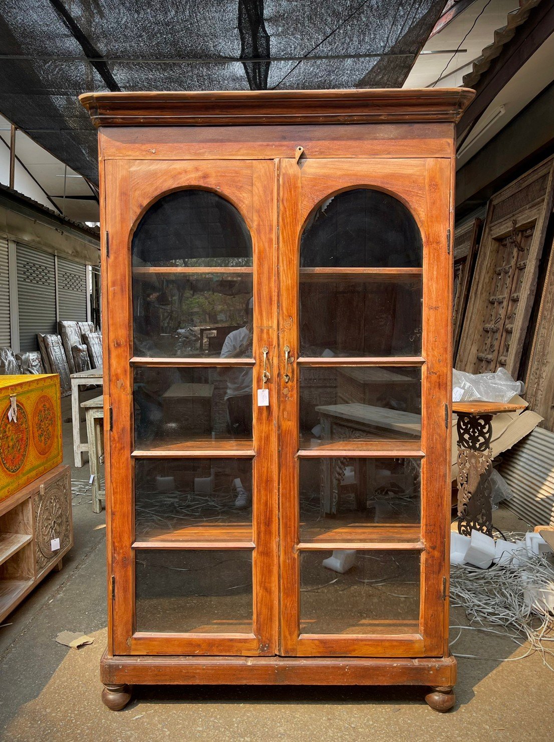 Twin-Arch Glass Cabinet – Glass Door Cabinet with Ornate Brass Hardware and Solid Wood W125 x D54 x H205 cm. Doors - RIVO HOMES