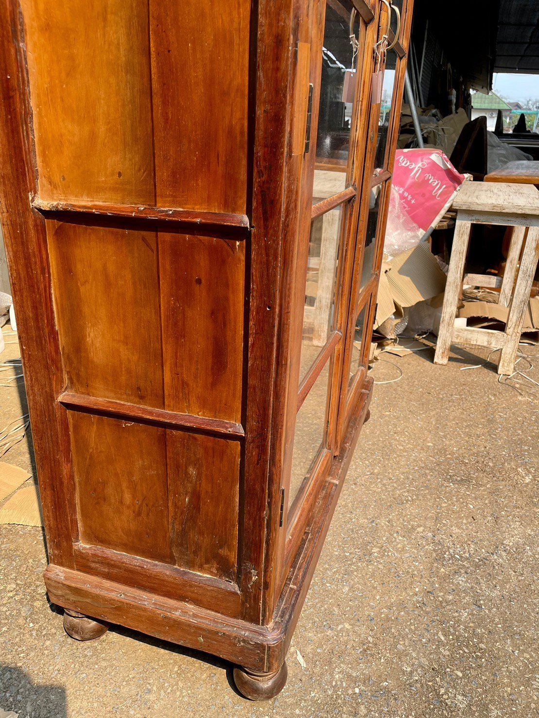 Twin-Arch Glass Cabinet – Glass Door Cabinet with Ornate Brass Hardware and Solid Wood W125 x D54 x H205 cm. Doors - RIVO HOMES