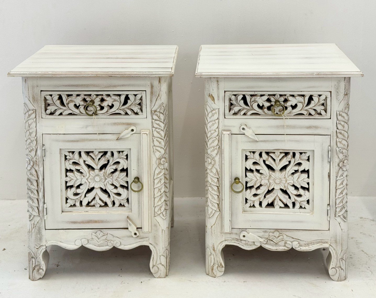 Wooden Set of 2 Bedsides – Designer Bedside Tables with Carved Detail and Whitewash Finish W51 x D40 x H70 cm - RIVO HOMES